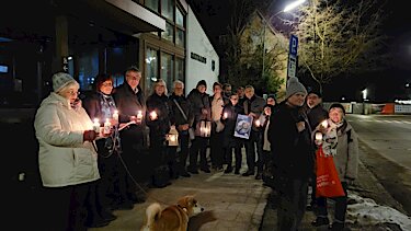 Symbolische Übergabe des Friedenslichts an die Partnerstädte (v.l.): Anna Nagel, Ulrike Wörner und Josef Ehrensberger. In der Mitte des Bildes: Norbert Seidl, links von ihm die Pastoralreferentin des Pfarrverbands Puchheim, Susanne Engel, sowie neben ihr Sebastian Walk. Symbolische Übergabe des Friedenslichts an die Partnerstädte (v.l.): Anna Nagel, Ulrike Wörner und Josef Ehrensberger. In der Mitte des Bildes: Norbert Seidl, links von ihm die Pastoralreferentin des Pfarrverbands Puchheim, Susanne Engel, sowie neben ihr Sebastian Walk.